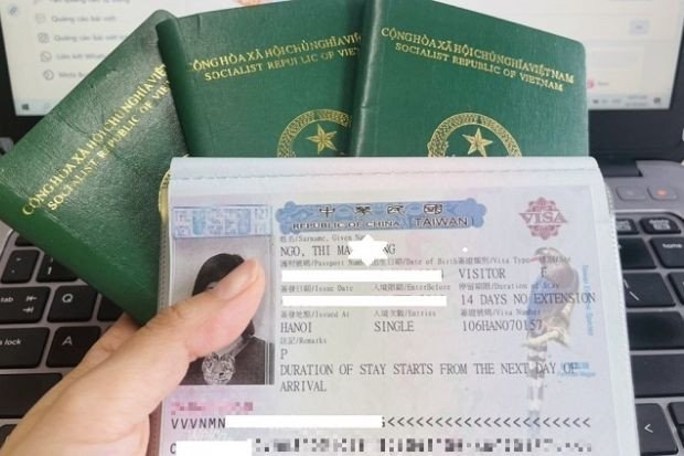 Một người đang xem thông tin trên laptop, thể hiện việc tìm kiếm sự tư vấn chuyên nghiệp về thủ tục định cư Đài Loan