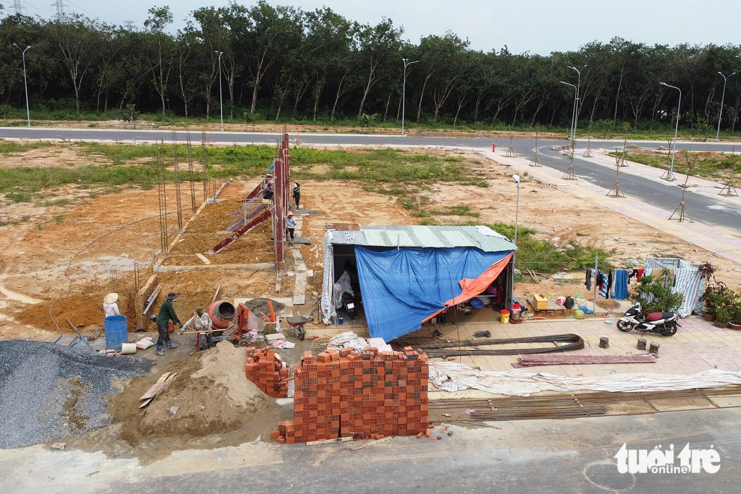Một số hộ dân đã bắt đầu xây nhà tại khu tái định cư Long Đức