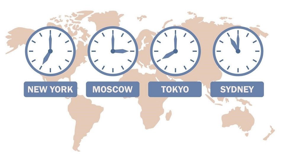 Người dùng thao tác trên điện thoại thông minh để chuyển đổi múi giờ từ Mỹ sang Việt Nam