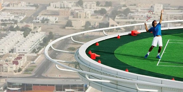 Sân tennis độc đáo trên đỉnh khách sạn 7 sao ở Dubai