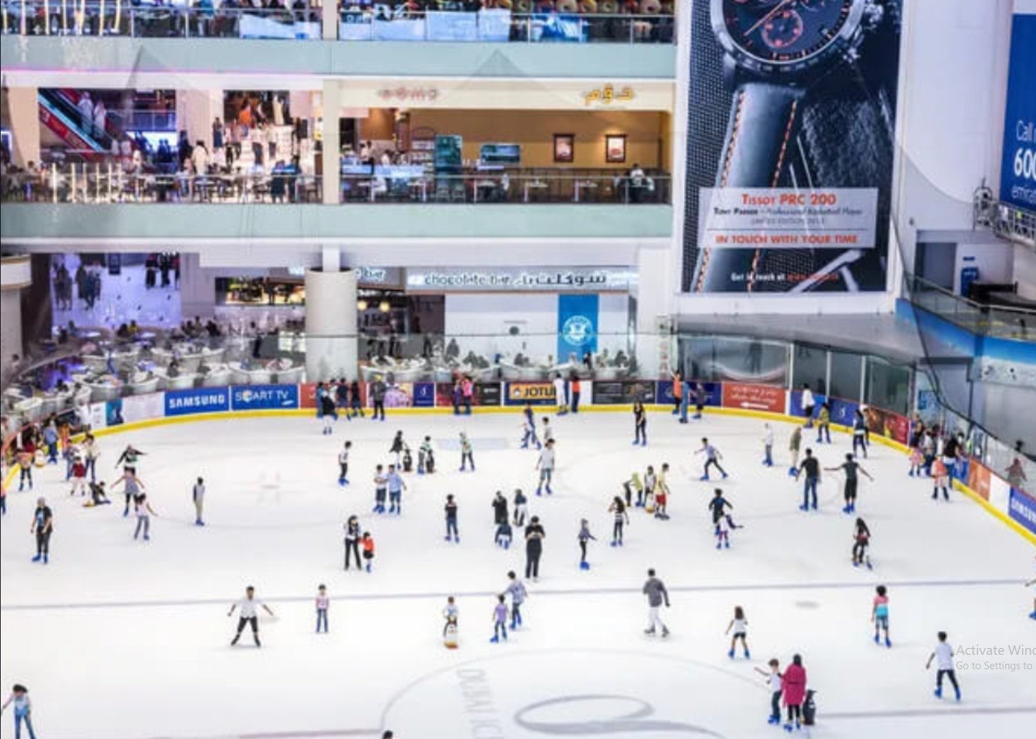 Sân trượt tuyết bên trong tổ hợp kiến trúc gần Burj Khalifa