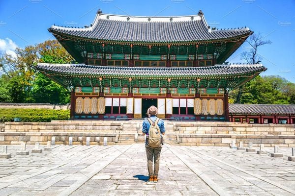 Tay cầm điện thoại đang điều chỉnh cài đặt múi giờ