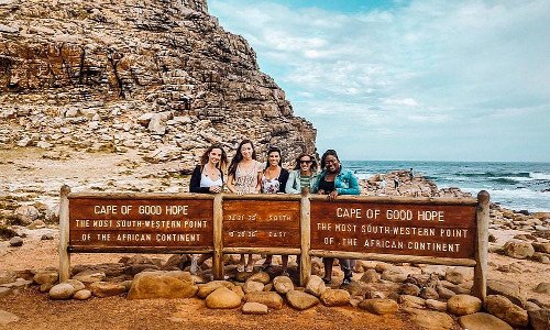 Thành phố Cape Town sầm uất với Núi Bàn hùng vĩ, một trong những địa điểm du lịch hàng đầu ở Nam Phi