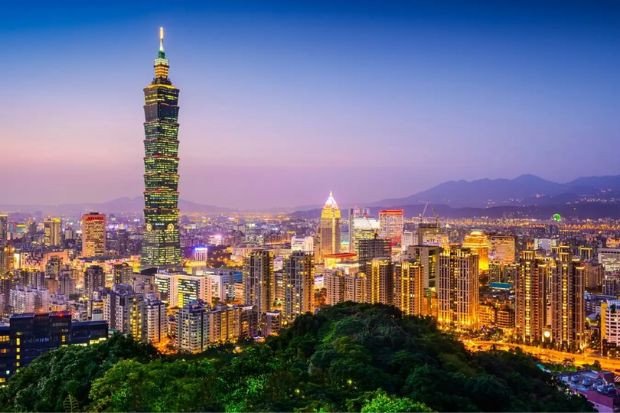 Tổng quan về Đài Loan với cảnh quan thành phố hiện đại và núi non hùng vĩ, biểu tượng của sự phát triển kinh tế và tiềm năng định cư Đài Loan