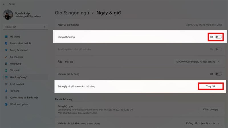 Tùy chọn tắt "Đặt giờ tự động" trong cài đặt Ngày &amp; giờ của Windows 11, mở khóa tính năng chỉnh múi giờ thủ công.