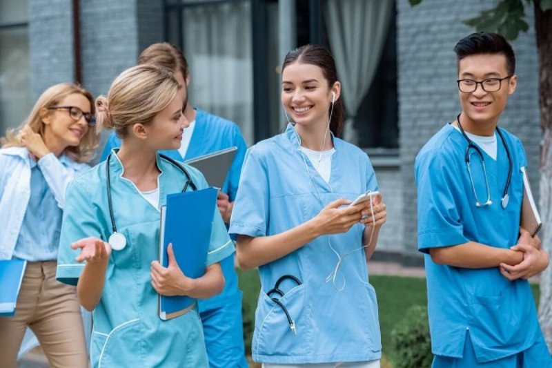 Y tá và bệnh nhân đang tương tác thân thiện trong bệnh viện, thể hiện sự quan tâm trong lĩnh vực y tế