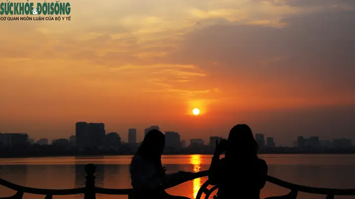 Hình Ảnh Cho Ảnh 2 Người Ngắm Hoàng Hôn: Hình Ảnh Cho Ảnh 2 Người Ngắm Hoàng Hôn: