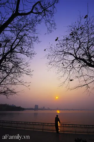 Hình Ảnh Cho Ảnh 2 Người Ngắm Hoàng Hôn: Hình Ảnh Cho Ảnh 2 Người Ngắm Hoàng Hôn:
