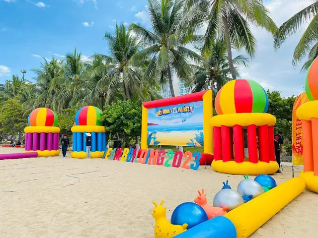 Kết Hợp Du Lịch – Nghỉ Dưỡng – Khám Phá Văn Hóasau Các Hoạt Động Vận Động Sôi Nổi, Cửa Lò Còn Là Nơi Lý Tưởng Để Thư Giãn Với Nhiều Trải Nghiệm Hấp Dẫn Như: Tắm Biển, Đi Thuyền Ra Đảo Lan Châu, Thưởng Thức Hải Sản Tươi Ngon, Dạo Chợ Đêm, Hay Khám Phá Nét Văn Hóa Địa Phương Đậm Chất Nghệ An. Điều Này Giúp Chuyến Team Building Không Chỉ Là Chơi Mà Còn Làkỳ Nghỉ Thực Thụ.