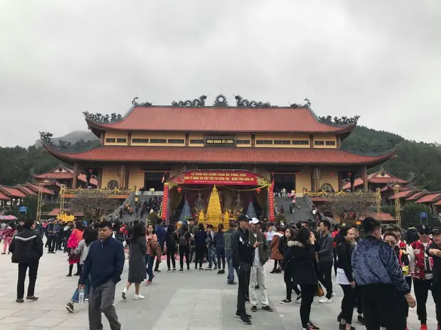 Báo Lao Động Viết Về Chùa Ba Vàng: Tác Động Đến Du Lịch và Visa Quốc Tế Hang Nghin Nguoi Di Le Chua Ba Vang Dau Nam