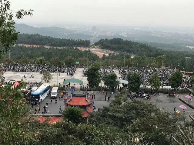 Hang Nghin Nguoi Di Le Chua Ba Vang Dau Nam Hang Nghin Nguoi Di Le Chua Ba Vang Dau Nam