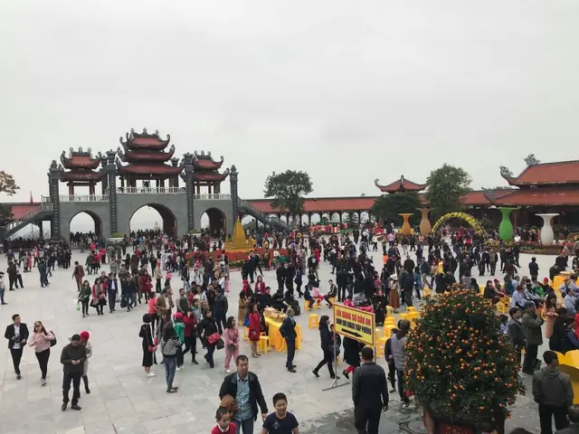 Hang Nghin Nguoi Di Le Chua Ba Vang Dau Nam Hang Nghin Nguoi Di Le Chua Ba Vang Dau Nam