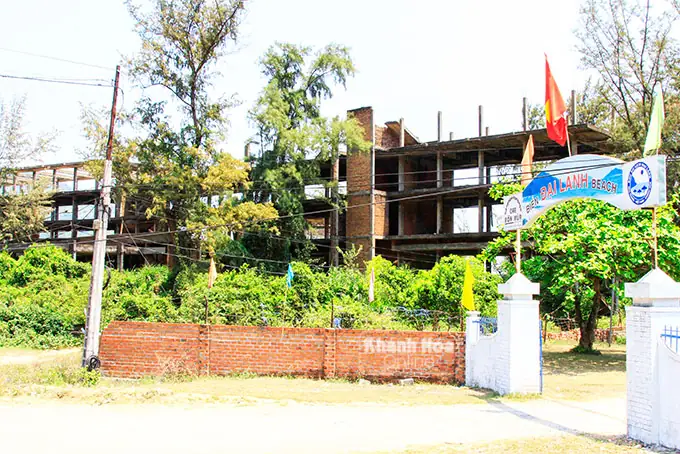Sát Cạnh Khu Nhà Bị Bỏ Hoang Là Khu Du Lịch Năm Sao Đại Lãnh Khang Trang. Sát Cạnh Khu Nhà Bị Bỏ Hoang Là Khu Du Lịch Năm Sao Đại Lãnh Khang Trang.