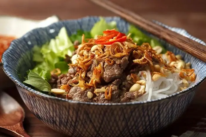 Trải Nghiệm Bún Bò Nam Bộ Lạc Trung: Món Ngon Hà Nội Cho Du Khách