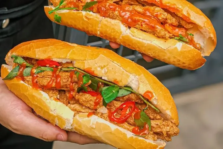 Hướng Dẫn Chi Tiết Cách Làm Bánh Mì Chả Cá Nóng Tại Nhà Bước 4. Làm Bánh Mì Chả Cá