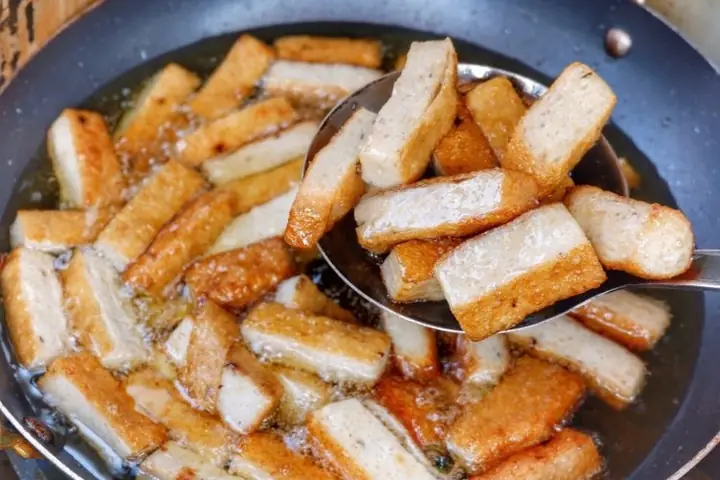 Bước 2. Chiên Chả Cá Vàng Giòn