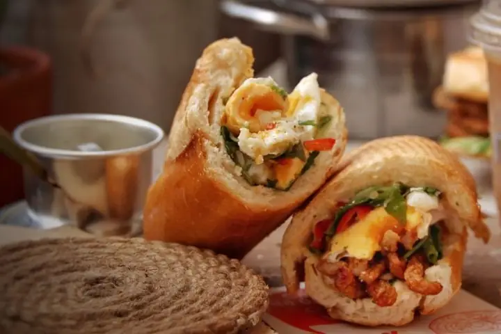 Bước 4. Làm Bánh Mì Chả Cá Trứng Ốp La