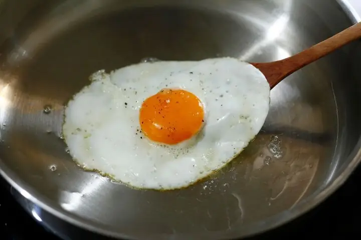 Bước 2. Ốp La Trứng