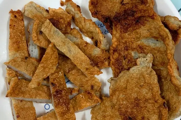 Bước 1. Cắt Chả Cá Và Chiên Chả Cá