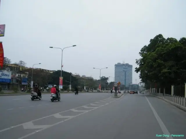 Hoạt Động Thương Mại Và Dịch Vụ Sầm Uất