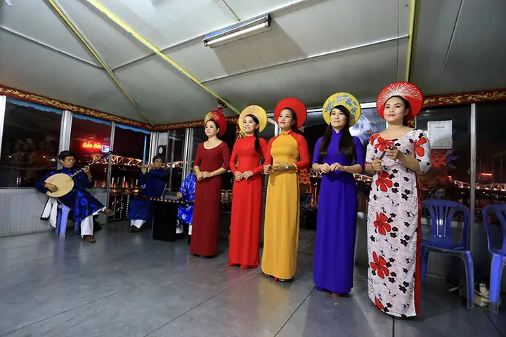 Khám Phá Trải Nghiệm Đi Thuyền Trên Sông Hương Buổi Tối Đầy Mộng Mơ Chương Trình Tour