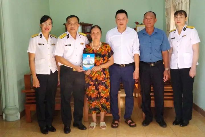 Đoàn An Điều Dưỡng 22 Hạ Long Thăm, Tặng Quà Gia Đình Chính Sách Đoàn An Điều Dưỡng 22 Hạ Long Thăm, Tặng Quà Gia Đình Chính Sách