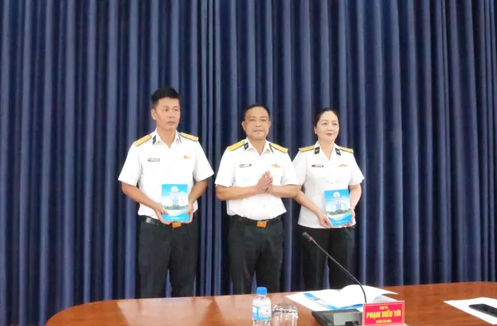 Đoàn An Điều Dưỡng 22 Hạ Long Thăm, Tặng Quà Gia Đình Chính Sách Đoàn An Điều Dưỡng 22 Hạ Long Thăm, Tặng Quà Gia Đình Chính Sách