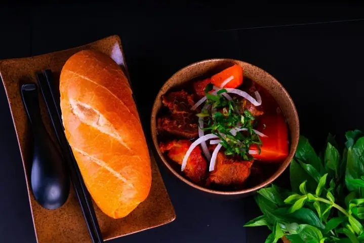 Bánh Mì, Phở & Bò Kho Chị Tươi: Nét Đẹp Ẩm Thực Đường Phố