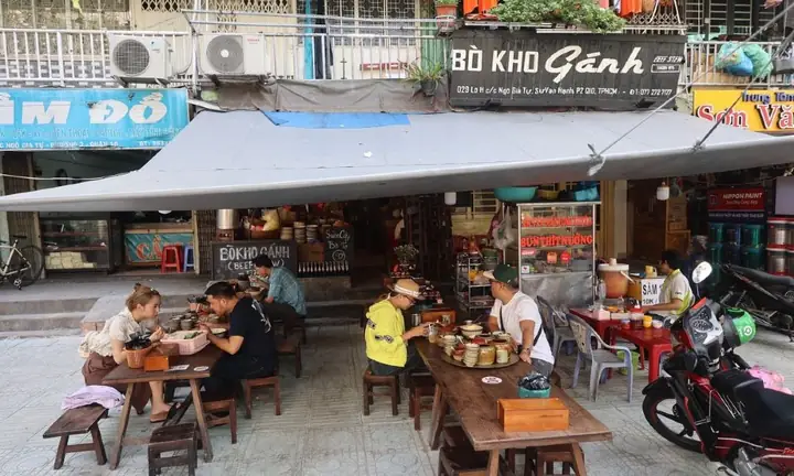 Bò Kho Gánh Sài Gòn: Hương Vị Cổ Truyền Giữa Lòng Quận 10