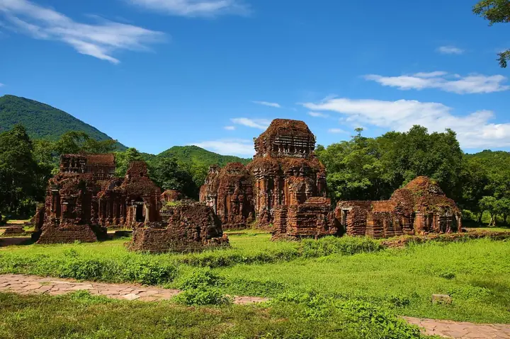 Vẻ Mê Hoặc Của Thánh Địa Mỹ Sơn Qua Ống Kính Khách Tây