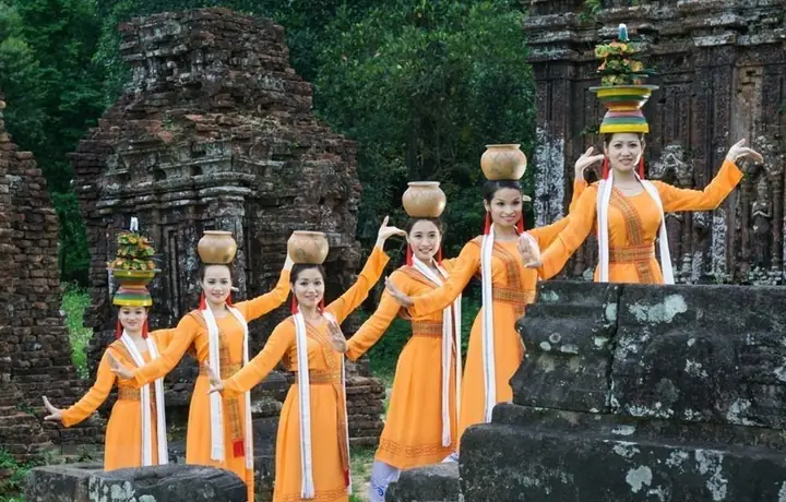 Ảnh Người Chăm Bên Khu Tàn Tích Mỹ Sơn Cổ
