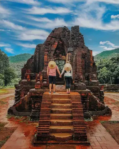 Ảnh Du Khách Nước Ngoài Tham Quan Thánh Địa Mỹ Sơn