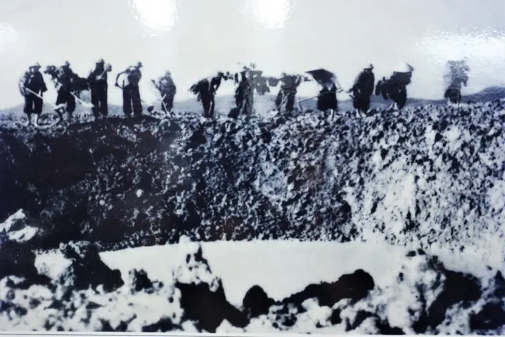 Bộ Đội, Thanh Niên Xung Phong San Lấp Hố Bom Tại Ngã Ba Đồng Lộc. (ảnh Tư Liệu).