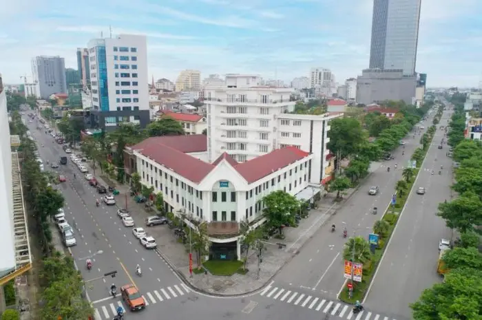 – Toạ Lạc Ở Các Vị Trí Trung Tâm, Đắc Địa