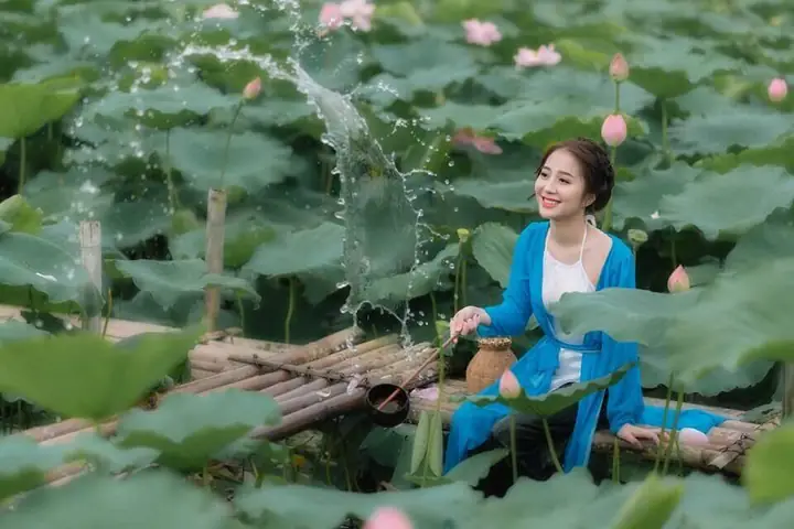 Nếu Bạn Muốn Được Cảm Giác Ngồi Giữa Cánh Đồng Sen Hồng Rộng Bao La, Và Thưởng Thức Món Đặc Sản Cây Nhà Lá Vườn Đậm Chất Miền Tây, Khu Du Lịch Sinh Thái Đồng Sen Tháp Mười Sẽ Không Làm Bạn Thất Vọng.