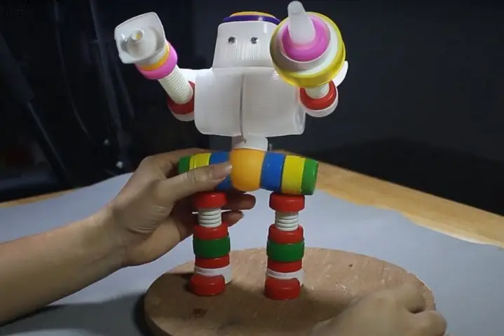 Robot Độc Đáo Từ Hộp Sữa Chua
