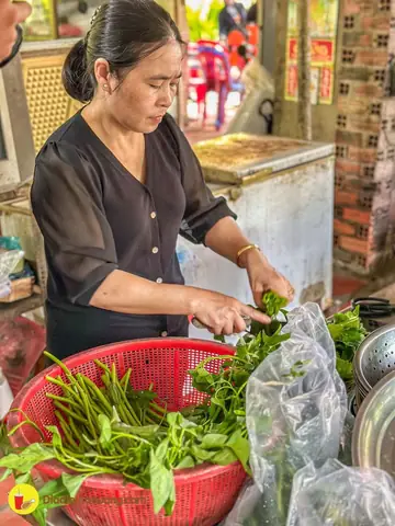 Khám Phá Hương Vị Lẩu Vịt Nấu Chao Biên Hòa: Nét Ẩm Thực Độc Đáo Cho Du Khách Quốc Tế Cuối Tuần Đổi Gió Xuống Biên Hòa Chơi Được Bạn Dẫn Đi Ăn Lẩu Chao Vịt Bán Lâu Năm Dù Tít Trong Hẻm Sâu Nhưng Rất Là Đông Khách.