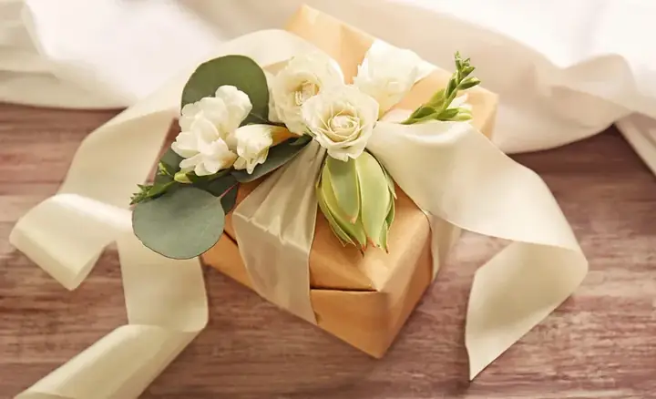 Nên mua quà cưới gì tặng bạn thích du lịch quốc tế? Những Lưu Ý Khi Chọn Quà Cưới Cho Bạn Thân