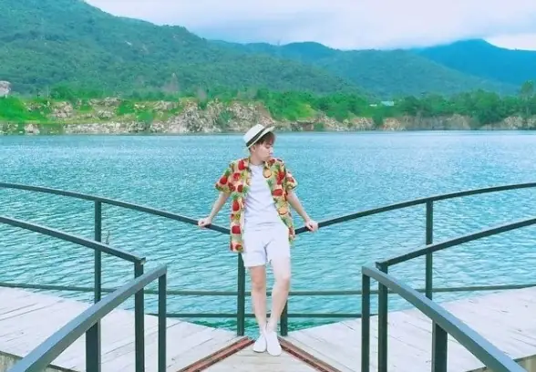 12. Hồ Đá