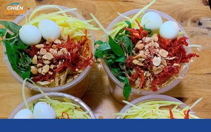 Bánh Tráng Trộn Ly Khổng Lồ – Một Trong Những Món Ăn Lạ Ở Sài Gòn
