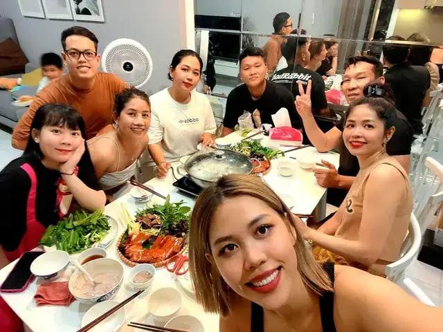 Bó Hoa Độc Lạ: Không Chỉ Có Hoa Lá Cành
