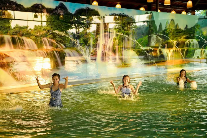 Thời Tiết Miền Bắc Vẫn Còn Khá Lạnh Nên Việc Tìm Kiếm Resort Có Bể Bơi Nước Nóng Là Tiêu Chí Cần Thiết Nếu Muốn Chọn Một Điểm Nghỉ Dưỡng Cho Gia Đình.