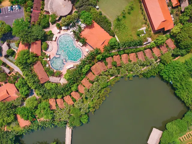 Thời Tiết Miền Bắc Vẫn Còn Khá Lạnh Nên Việc Tìm Kiếm Resort Có Bể Bơi Nước Nóng Là Tiêu Chí Cần Thiết Nếu Muốn Chọn Một Điểm Nghỉ Dưỡng Cho Gia Đình.
