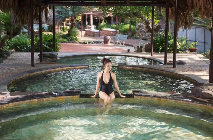 Thời Tiết Miền Bắc Vẫn Còn Khá Lạnh Nên Việc Tìm Kiếm Resort Có Bể Bơi Nước Nóng Là Tiêu Chí Cần Thiết Nếu Muốn Chọn Một Điểm Nghỉ Dưỡng Cho Gia Đình.