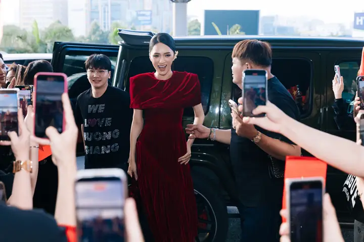 Hàng Trăm Fan Tiễn Hoa Hậu Hương Giang Tại Sân Bay Tân Sơn Nhất Dự Thi Miss Universe 2025
