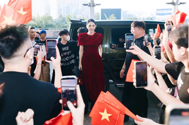 Hàng Trăm Fan Tiễn Hoa Hậu Hương Giang Tại Sân Bay Tân Sơn Nhất Dự Thi Miss Universe 2025