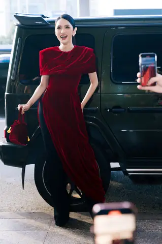 Hàng Trăm Fan Tiễn Hoa Hậu Hương Giang Tại Sân Bay Tân Sơn Nhất Dự Thi Miss Universe 2025