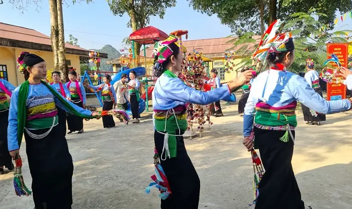 (chinhphu.vn) - Cần Phải Đặc Biệt Coi Trọng Bảo Tồn, Phát Huy Những Giá Trị Truyền Thống Và Xây Dựng, Phát Triển Những Giá Trị Mới Về Tiếng Nói, Chữ Viết, Trang Phục, Nghề Truyền Thống Của Đồng Bào.