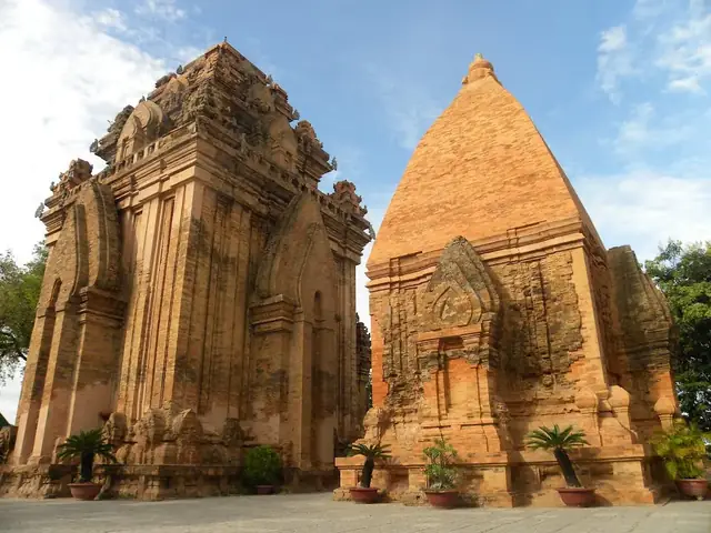 2. Tháp Bà Ponagar 2. Tháp Bà Ponagar