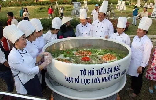 Tô Hủ Tiếu Lớn Nhất Việt Nam: Trải Nghiệm Ẩm Thực Độc Đáo Cho Du Khách Quốc Tế Tô Hủ Tiếu Lớn Nhất Việt Nam: Trải Nghiệm Ẩm Thực Độc Đáo Cho Du Khách Quốc Tế